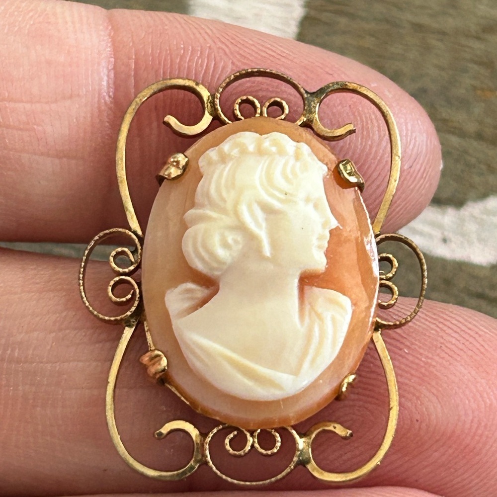 1/20/12KTGF Elegant Gold and Cream Cameo Brooch - Picture 2 of 7